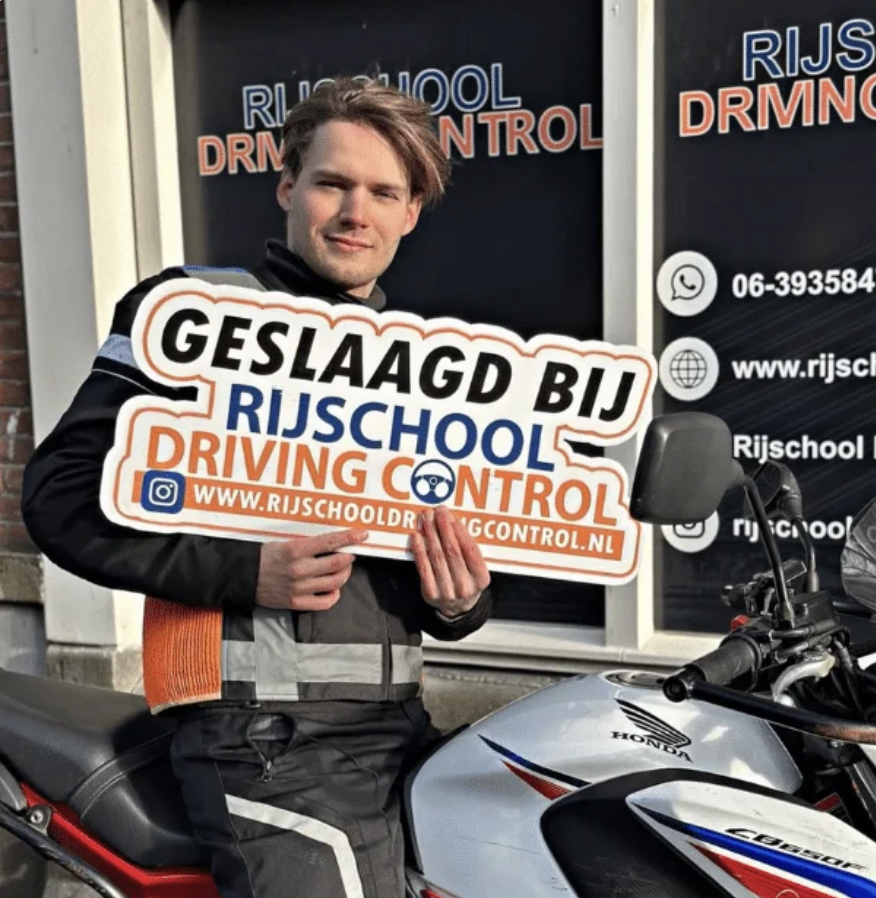 Geslaagd motorrijbewijs bij Rijschool Driving Control Rotterdam